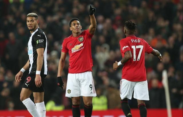  曼联防线失误连连，纽卡斯尔三球完胜红魔  